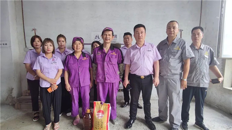 男人把阴茎插入女人的阴道里快操烂了黄视频炎炎夏日，楚航装饰心系一线送清凉、走访慰问工地篇